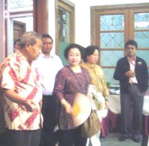 1.	Bersama Ibu Megawati, Agnita & Theo Syafei dalam acara BP PILPRES